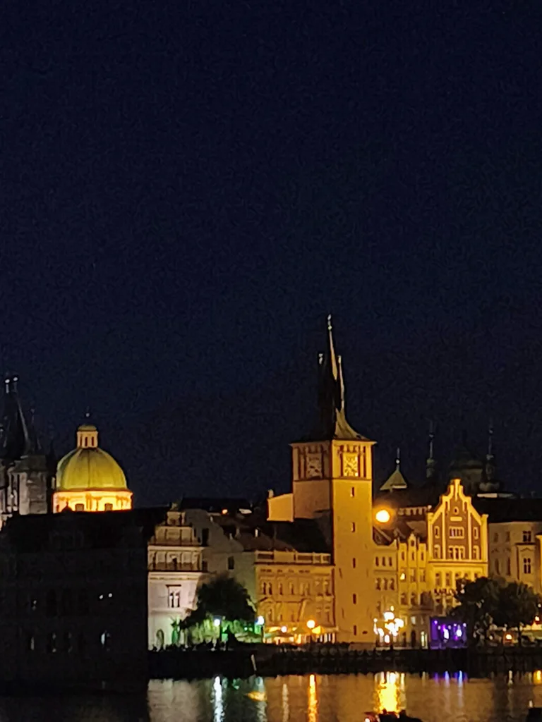 Panorama zamku i nabrzeży podczas rejsu