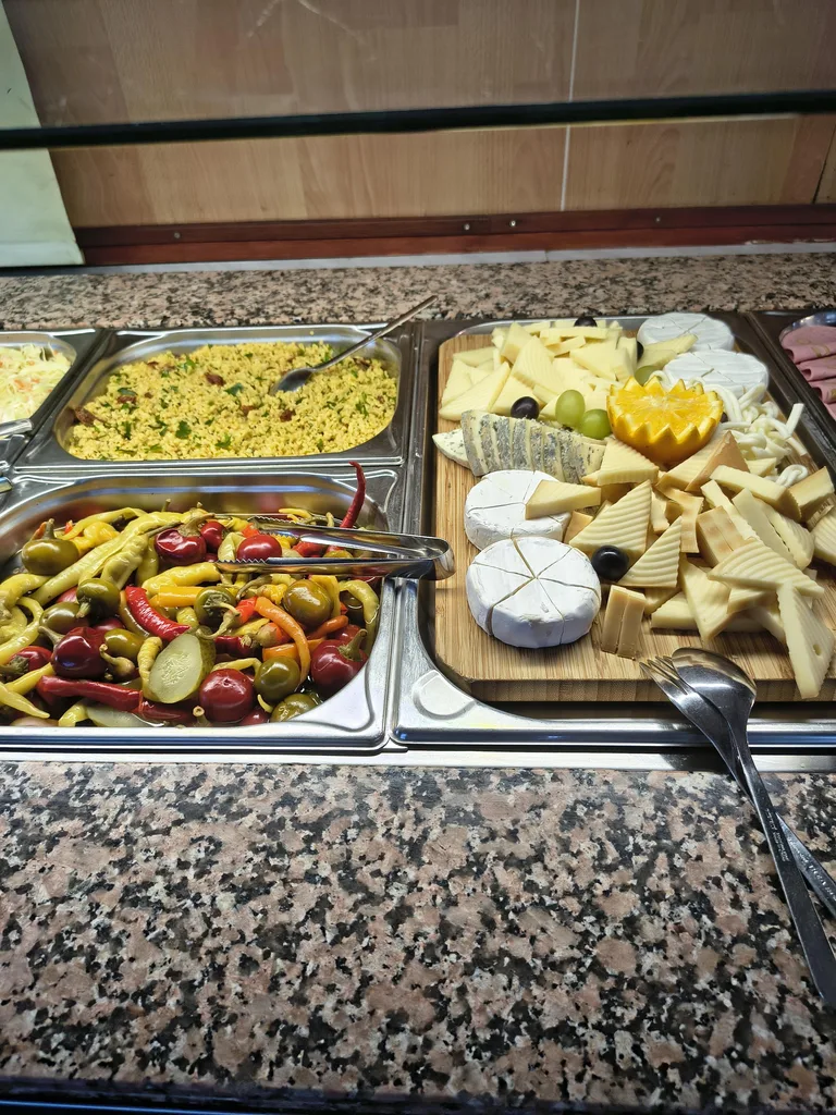 Nocna panorama Pragi z rzeki